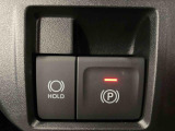 【電動パーキングブレーキ+オートブレーキホールド機能】 指先だけで簡単に操作が可能なパーキングブレーキ、スイッチを押すとブレーキペダルから足を離してもブレーキを保持できるオートブレーキホールド搭載