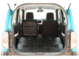 後席を格納すると大きなスペースが出来るので大きな荷物も積み込めます!