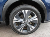 純正のアルミホイールが装着されてます。ボディデザインとマッチしておりカッコイイですね。