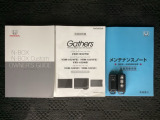 スマートキーは鍵をバッグに入れたままでもドアロックの開閉やエンジンのON・OFFができます。夜間や雨の日も鍵を探さなくて良いので便利です。