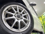 【16インチアルミホイール】外観にマッチしたアルミホイールを装着しております。各種アルミホイールや、スタッドレスタイヤも取扱いしております。是非ご相談ください♪
