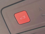 ●電動リアゲート:ワンタッチでリアゲートの開閉ができ、荷物などで両手が塞がっている状態でも簡単に開閉ができる便利機能です。