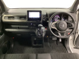 車内は光触媒抗菌消臭施工済です。スタイリッシュなデザインでスポーティなインパネ周りを演出します。グローブボックスやカップホルダーのほかにトレーなどたくさんの収納スペースが付いています。
