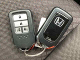 スマートキーです!!今や標準の装備になりつつありますよね!!ドアロック・アンロックも便利です!!