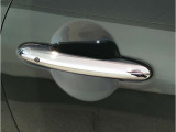 【スマートキー】車両のキーをカバンやポケットに入れたまま、お車の開閉が可能で御座います。お車の前に立ってキーを探す必要が御座いません。