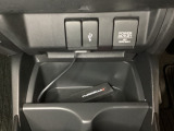 アクセサリーソケットはUSBのアダプターなどをつければ、スマホの充電にも使えます。横にはナビゲーション用の外部入力可能なUSB端子がついており、周辺には物が置けるトレーがついています。