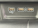 オーディオ再生やスマートフォンの充電に便利なUSBジャックを装備しています。