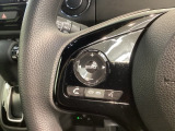 ステアリングにオーディオ操作スイッチが付いています。オーディオ画面に直接タッチしなくても操作が出来ますので、運転に集中できます。