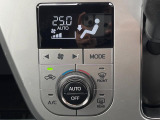 【オートエアコン】一度お好みの温度に設定すれば、車内の温度を検知し風量や温度を自動で調整。暑い&hellip;寒い&hellip;と何度もスイッチ操作をする必要はありません。快適な車内空間には必須の機能ですね♪