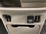 前席の左右別々のシートヒータースイッチが付いています。HiとLoの2段階で温度設定ができます。スイッチの間にはアクセサリーソケットがついておりUSBのアダプターなどをつければスマホの充電にも使えます。