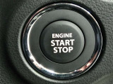 プッシュ式エンジンスタートボタンです。勿論スマートキーは、バックに入れたままでOKです!