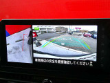 空から見下ろすような視点で、スムースな駐車と安全確認をサポートします。
