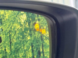 【ブラインドスポットモニタリング】走行中、ドアミラーの死角になりやすい箇所に後続車が接近するとサイドミラー付近に警告を表示、ドライバーに注意喚起をしてくれます。
