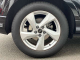 18インチ純正アルミホイール装備 全車両に標準装備の純正アルミホイールは、純正ならではのバランスの良いデザインと、走行安定性をお楽しみ頂けます。