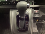 CVT車のセレクトレバーです。低速から高速まで、変速ショックのないスムーズな走りと、エンジン効率のよい領域を維持して燃費にも貢献します。サイドブレーキはスイッチ操作の電子制御パーキングブレーキです。