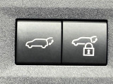 【パワーバックドア】スマートキーや運転席のボタンを押すだけでリアゲートが自動で開閉します!荷物を持っている時や、高い位置にあるバックドアを閉める際に便利な機能です♪
