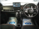 運転にかかわる様々な操作を安全に行えるように視点移動が少なく、操作性に配慮されたスイッチ類が凝縮されたコクピットです。