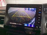 リバースギアに入れるだけで後方の表示へ切り替わります。夜間や雨の日の駐車も楽になりますよ。