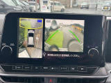 アラウンドビューモニターは4方のカメラで真上から車を見たようにモニターで確認ができる日産の自慢の装備です。是非実際の車で体感してみてください。