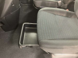 助手席シートアンダートレイつきです。