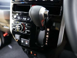 CVT(無段変速)のオートマチックです。インパネシフトがとても使い易く足元がスッキリ