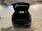 バックドアを上げた状態です。シートのアレンジ次第で荷室のスペースが広くなります!用途に合わせて快適な室内を!