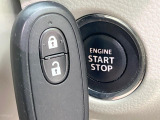 【キーレススタートシステム】カバンやポケットに入れたままでもドアの施錠・解錠が可能なスマートキーを装備。エンジンのオン・オフ時もカギを取り出す必要が無いからとっても便利です♪