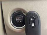 【キーレススタートシステム】カバンやポケットに入れたままでもドアの施錠・解錠が可能なスマートキーを装備。エンジンのオン・オフ時もカギを取り出す必要が無いからとっても便利です♪