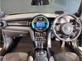 MINIの内装はとにかく『円』に拘ったデザインコンセプトが一目で伝わってきます。これほど円形に拘った車は他に御座いません。伝統のデザイン、トグルスイッチなど遊び心のある内装で御座います。