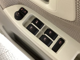 窓の開け閉めはこちらで!サイドミラーの調節も電動で出来ます。