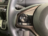 ステアリングにオーディオ操作スイッチが付いています。オーディオ画面に直接タッチしなくても操作が出来ますので、運転に集中できます。