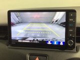 リバースギアに入れるだけで後方の表示へ切り替わります。夜間や雨の日の駐車も楽になりますよ。