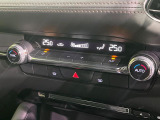 【左右独立型フルオートエアコン】運転席と助手席でそれぞれお好みの温度に設定可能。同乗者にも配慮した、快適な空調をお届け致します。