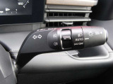 アダプティブLEDヘッドライトシステムは、照射パターンを変化させて対向車や先行車が眩しくならないようにハイビームをキープすることで、良好な視界を確保します。
