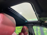 【サンルーフ】開放感たっぷりの希少装備、サンルーフが装着されています!車内に明かりを取り入れたり景色を楽しむ以外にも、車内の空気も簡単に換気できて快適です!