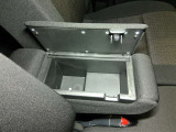 大容量のセンターコンソールですので、収納にとっても便利です。