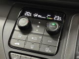 【左右独立オートエアコン】左右独立型、いわゆるデュアルエアコンです。運転席と助手席でそれぞれお好みの温度を設定可能です。