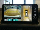■マルチビューカメラ■車両周囲を複数のカメラで映し出し、上方から見下ろしたような映像で確認が可能。見えにくい死角をカバーし、縦列駐車や狭い場所での運転も安心です。