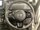 ハンドルにHondaセンシング系のクルーズコントロールやレーンキープアシストなどのスイッチと、オーディオの操作スイッチが装備されています。ハンドルから手を離さず安全に操作できます。