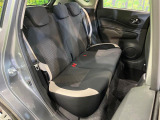 後部座席も気になるようなキズ・汚れやへたり等、大きなダメージはなく、良好な状態です。