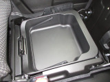 助手席下には、収納BOXが装備されておりシューズなどをしまって置くことが出来ます。また取り外せますので汚れ物を洗い場まで持って行けて便利ですね!