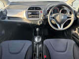 運転席廻りの画像です。操作スイッチ類もキレイな状態です。専門のスタッフが内外装を清掃・きめ細かい箇所までクリーニングしています