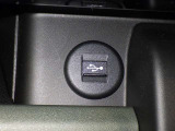 充電用USB端子付き。スマートフォンなどの充電に便利です。