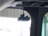 この車にはリアにもドライブレコーダーを装備しております◆映像・音声などを記録する自動車用の装置です。 もしもの事故の際の記録はもちろん、旅行の際の思い出としてドライブの映像を楽しむことができます。