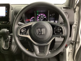 ハンドルにHondaセンシング系のクルーズコントロールやレーンキープアシストなどのスイッチと、オーディオの操作スイッチが装備されています。ハンドルから手を離さず安全に操作できます。