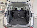 3列目シートを倒すと、大きな荷物の積載も可能です