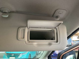 運転性・助手席ともにバニティミラー付きです
