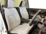 【前席】充分な広さを確保した、快適な前席!インテリアカラーも落ち着いたお色です♪センターアームレストも付いて、リラックスした姿勢で運転していただけます♪