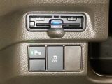 ハンドルの左下にETCとHondaセンシング用の、VSA(ABS+TCS+横滑り抑制)解除スイッチなどがついています。高速道路の料金所の通過も楽々です。 カードの取り出しもしやすい場所についています。