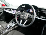 【インパネ】水平基調のダッシュボード、ナビは運転席側に向くよう設計